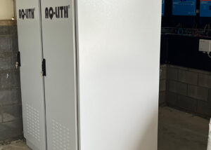 In een melkveehouderij werden 2 AQ-LITH® EnergyRacks geïnstalleerd. Beide EnergyRacks met ventilatie bestaan uit 8 AQ-LITH® modules, goed voor een totaal opslagvermogen van 62kWh en een omvormervermogen van 15 kVA. Dankzij deze installatie kan de klant zijn zelfconsumptie verhogen en verbruikspieken afvlakken (peakshaving).