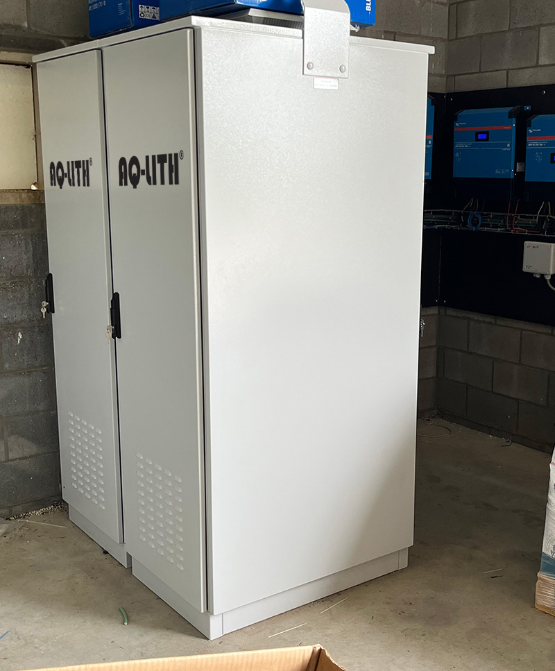 In een melkveehouderij werden 2 AQ-LITH® EnergyRacks geïnstalleerd. Beide EnergyRacks met ventilatie bestaan uit 8 AQ-LITH® modules, goed voor een totaal opslagvermogen van 62kWh en een omvormervermogen van 15 kVA. Dankzij deze installatie kan de klant zijn zelfconsumptie verhogen en verbruikspieken afvlakken (peakshaving).